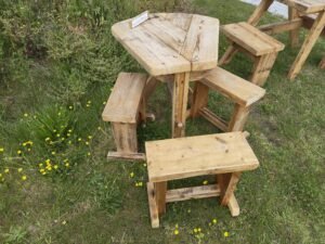 kleine tafel met drie krukjes
