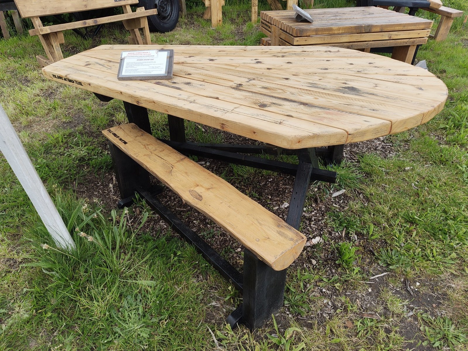 Robuuste, originele tafel met bankjes