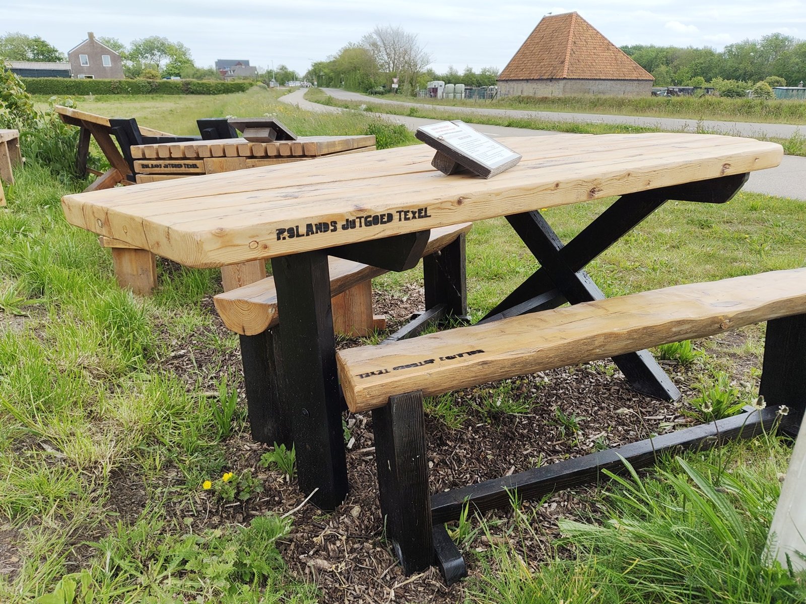 Robuuste, originele tafel met bankjes - Afbeelding 2