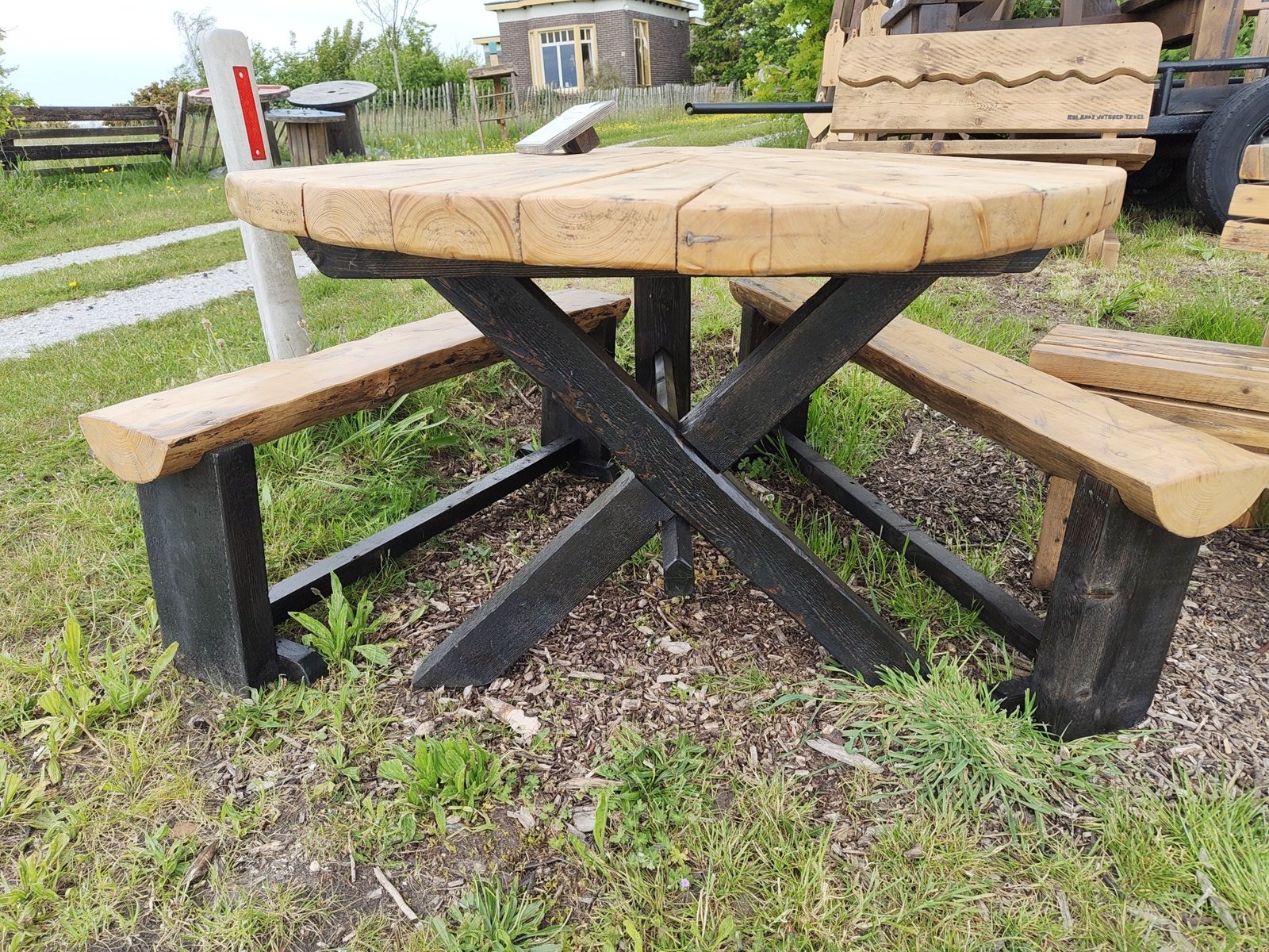 Robuuste, originele tafel met bankjes - Afbeelding 3
